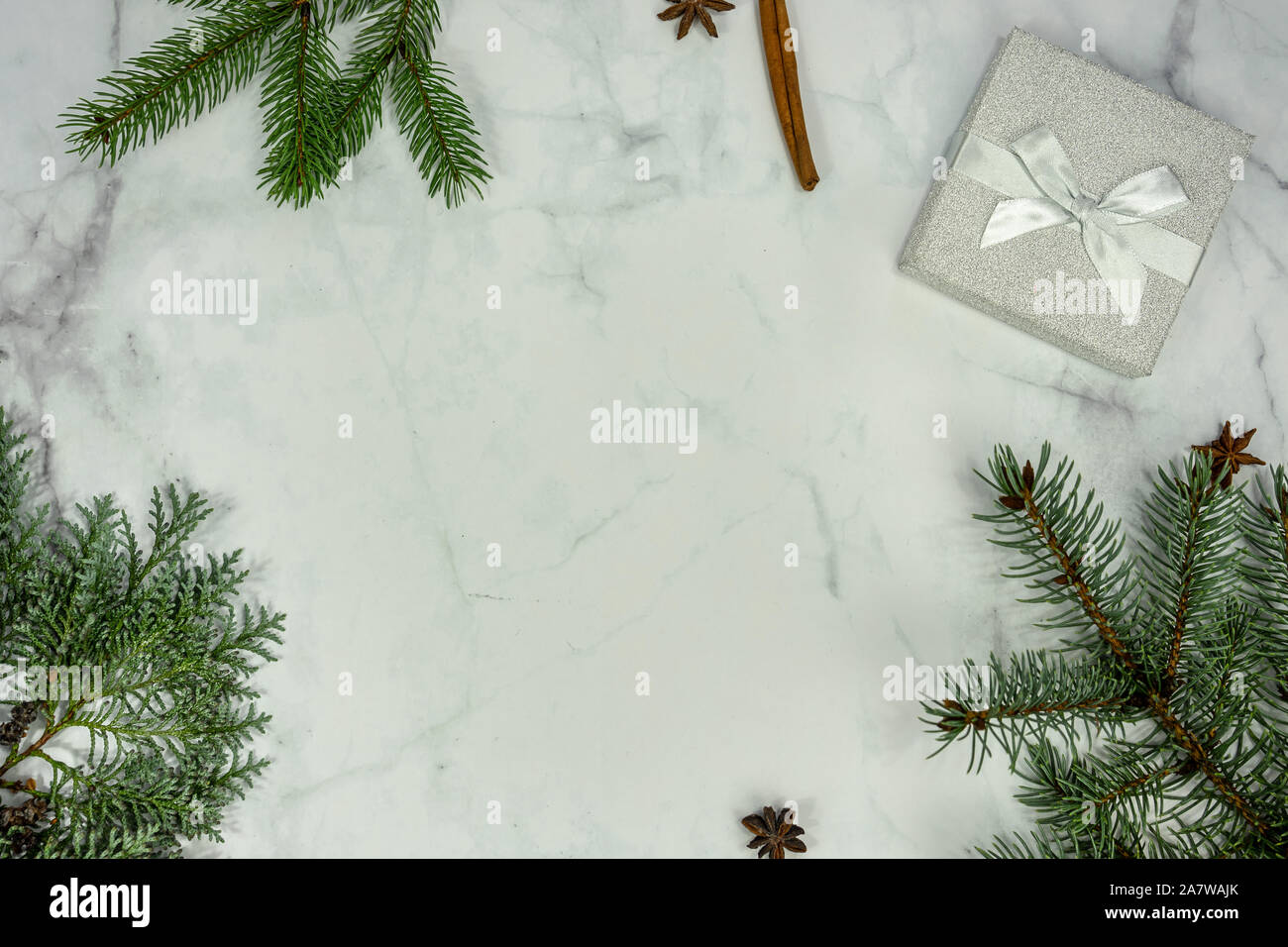 Weihnachten Rahmen Hintergrund auf Marmor mit silber Dekoration und Geschenk Box. Stockfoto