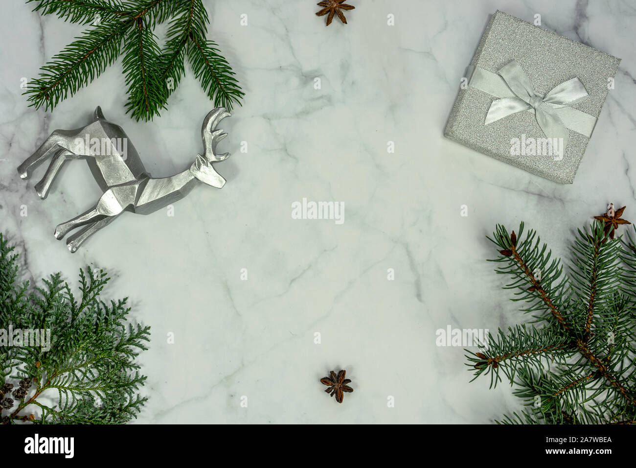 Weihnachten Rahmen Hintergrund auf Marmor mit silber Dekoration und Geschenk Box. Stockfoto
