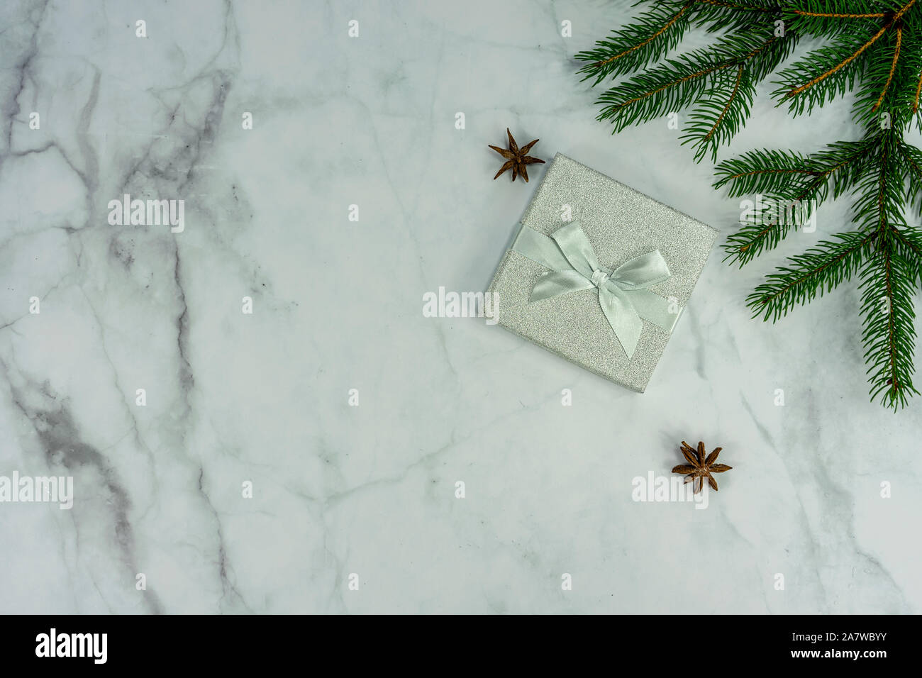 Weihnachten Rahmen Hintergrund auf Marmor mit silber Dekoration und Geschenk Box. Stockfoto
