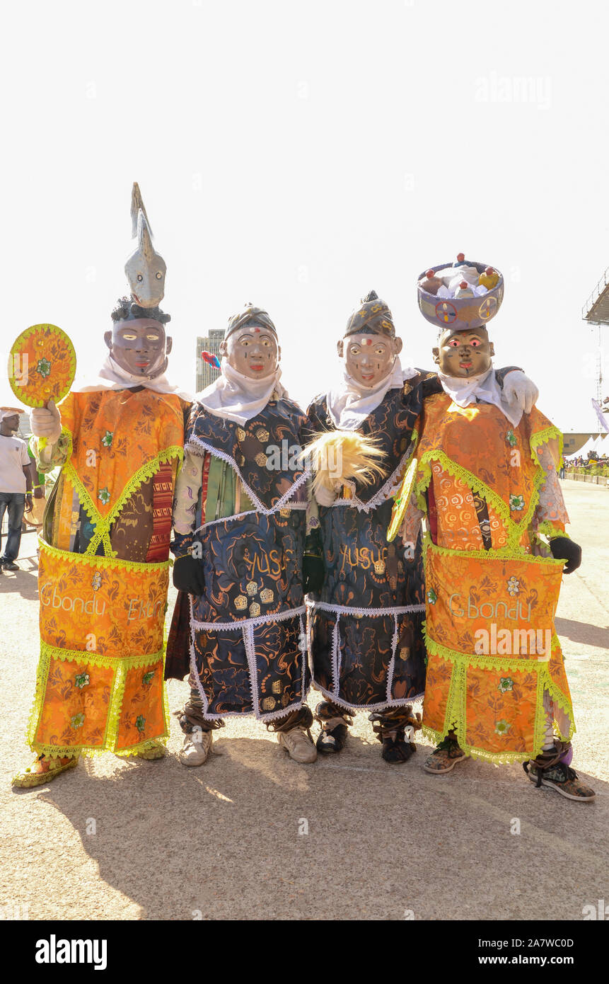 Männer in bunten Gelede-Masken beim Karneval in Lagos. Stockfoto