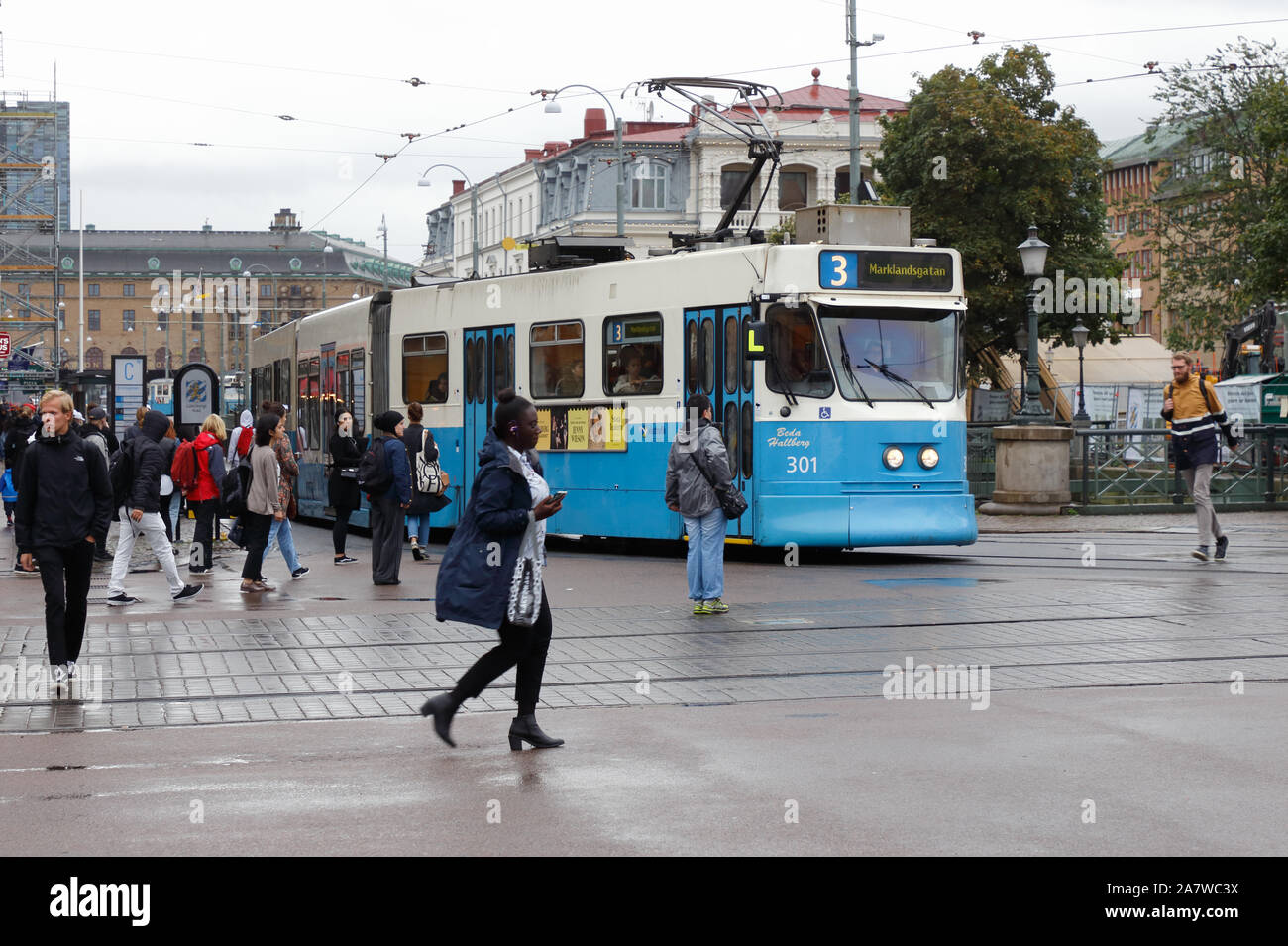 Göteborg, Schweden - 3. September 2019: Eine blaue Straßenbahn Klasse M 31 im Dienst auf der Linie 3 am Brunnsparken Bereich in der Innenstadt von distr Stockfoto