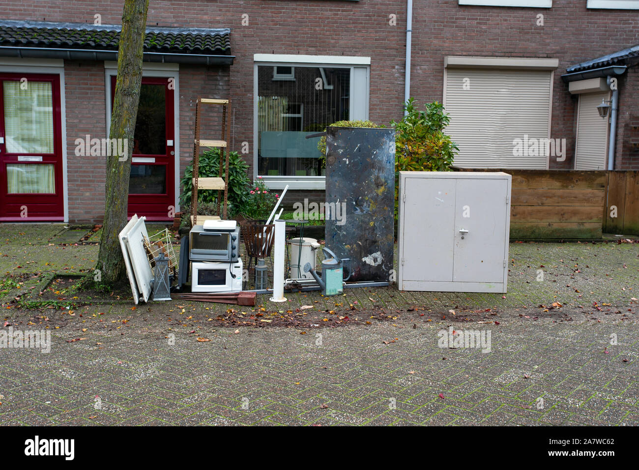 Alte olectronic Abfälle und andere Sachen fertig zur Abholung für Recycling, Sperrmüll in einer Straße Stockfoto