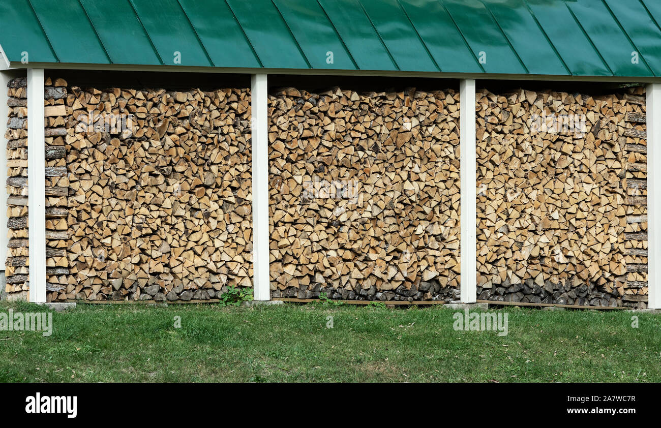 Eine jahreszeit Lieferung von Brennholz sauber gestapelt und trocken, Vermont, USA. Stockfoto