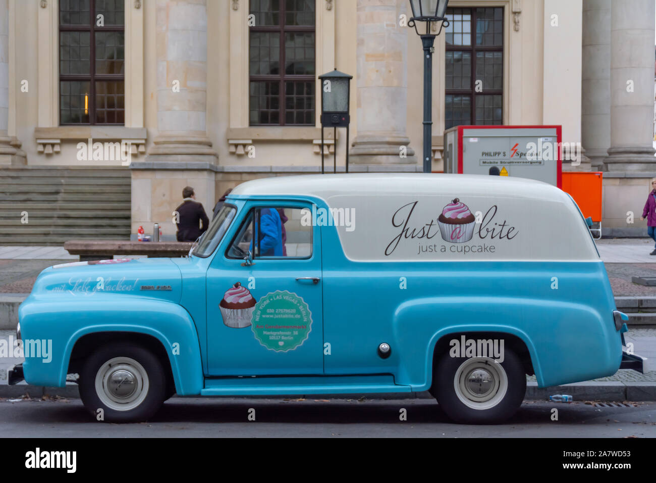 Berlin, Berlin/Deutschland - November 20, 2015: Modell Ford F-100 Truck in Blau, mit einer Werbung Design aus der cupcake Shop 'Nur ein Biss Stockfoto