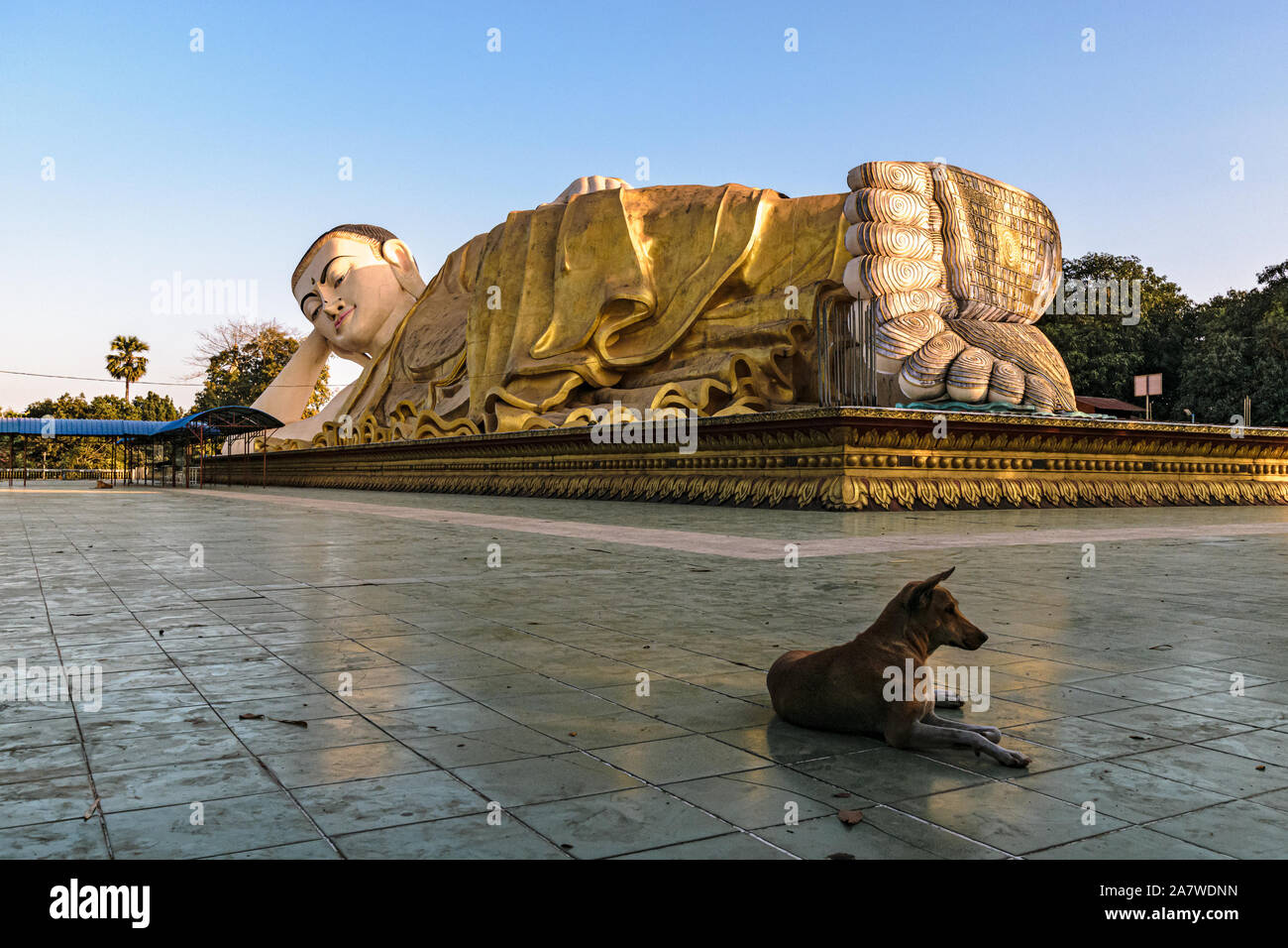 Liegenden Buddha Statue in Bago, Myanmar Stockfoto