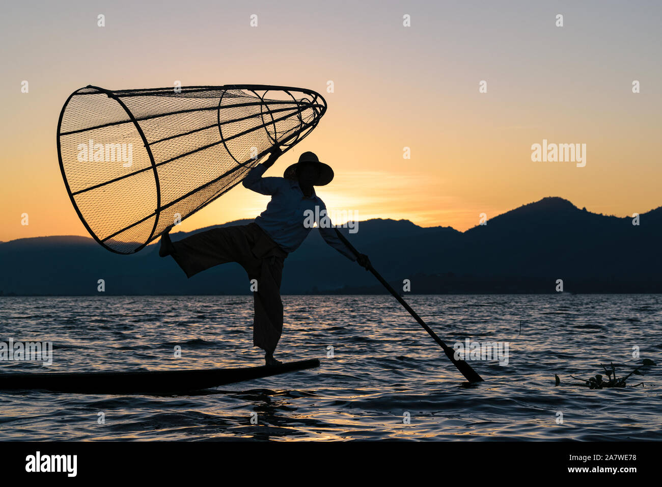 Die burmesische Fischer für Touristen am Inle See Posing, Myanmar Stockfoto