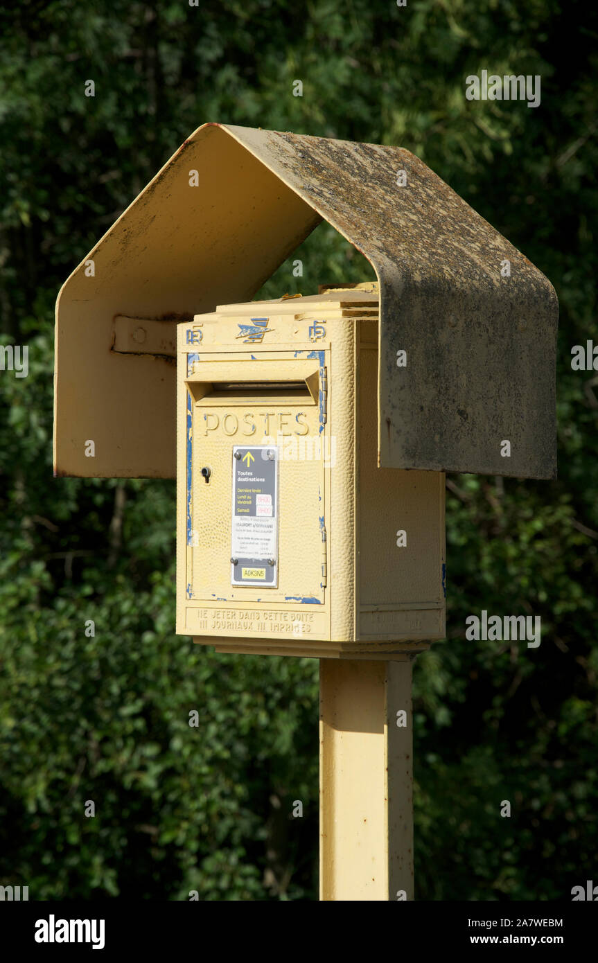Ein traditionelles gelb Französische Post Box. La Drôme, Rhône Alpes, Frankreich. Stockfoto