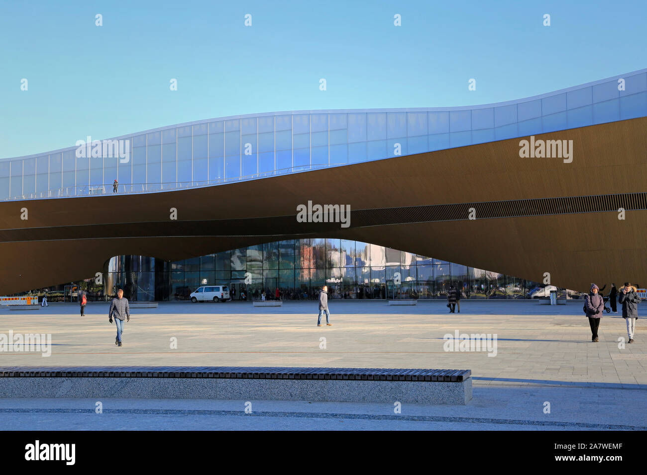 Leute, die vor Helsinki Central Library Oodi. Oodi war das Beste, das neue öffentliche Bibliothek in der Welt gewählt. Helsinki, Finnland. Oktober 30, 2019. Stockfoto