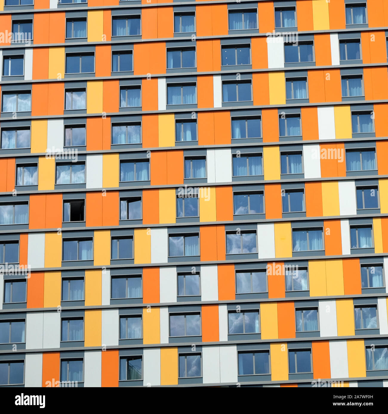 Fassade der lustigen bunten modernes Wohnhaus close-up Stockfoto