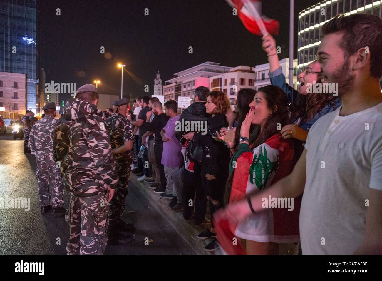 Beirut, Libanon. 4 Nov, 2019. Demonstranten versuchen, eine Hauptstraße im Zentrum von Beirut am frühen Morgen des 4. November, 2019 zu blockieren. Proteste geben ihre 19. Tag der ein Anruf für einen Generalstreik und blockieren Straßen im ganzen Land enthalten war. Credit: Sima Diab/ZUMA Draht/Alamy leben Nachrichten Stockfoto