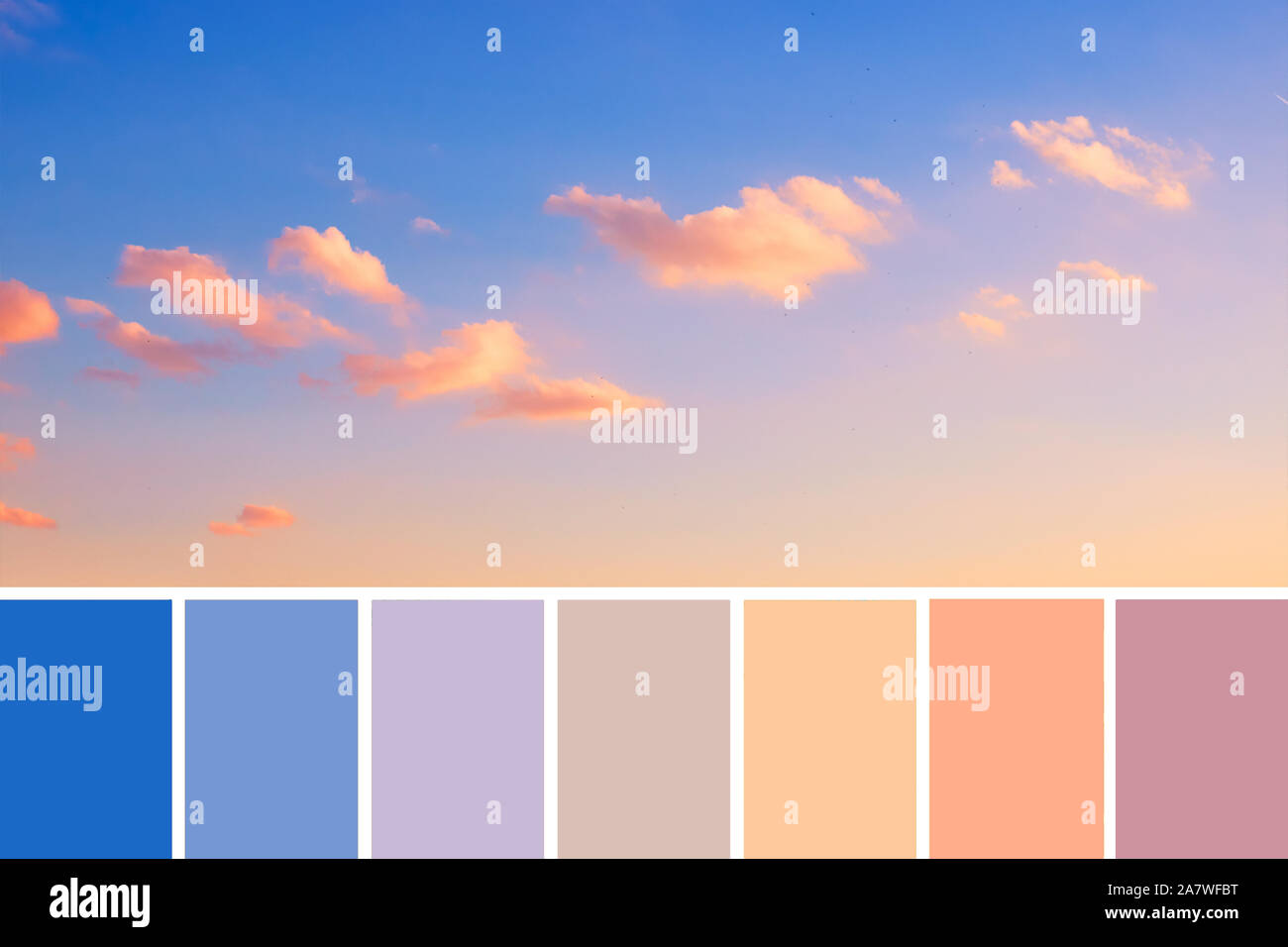 Farbanpassung swatch Palette von Panoramic Image der romantischen Sonnenuntergang mit Rosa und Orange flauschige Wolken am blauen und violetten Himmel, natürliche Farben Stockfoto