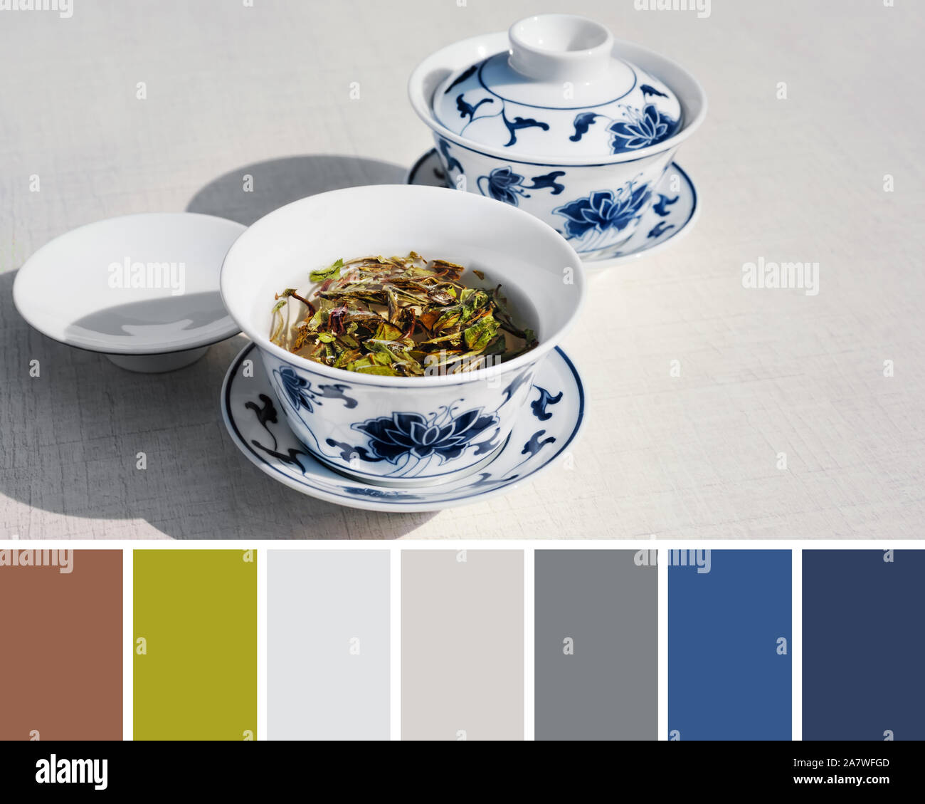 Trendfarbe passende Palette mit natürlichen, grünen, grauen und blauen Farbtönen von Close-up auf zwei weisse und dunkle Blau Keramik Tassen traditionelle whi Stockfoto