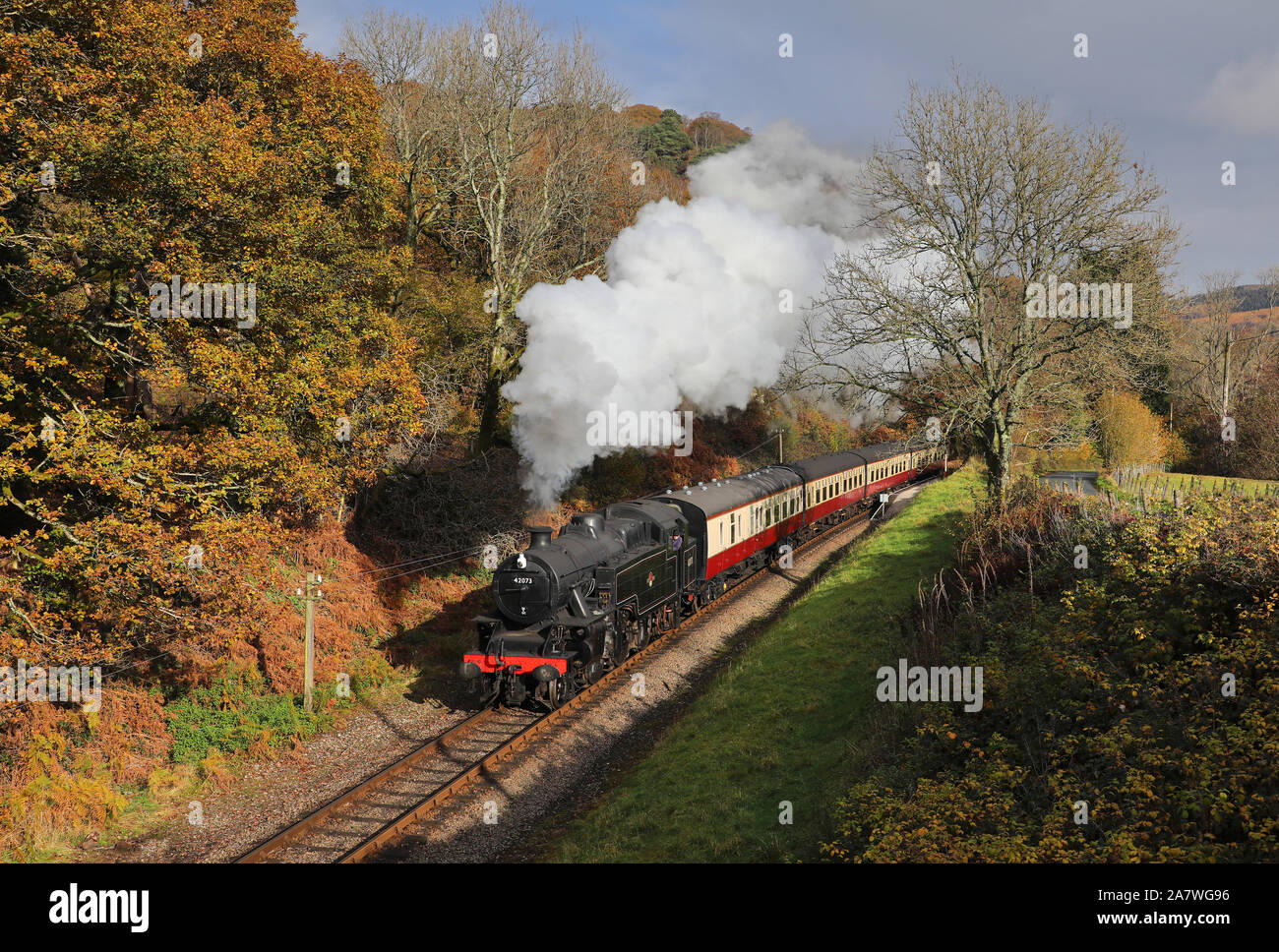 42073 Köpfe weg von Newby Bridge am See & Haverthwaite Eisenbahn. Stockfoto