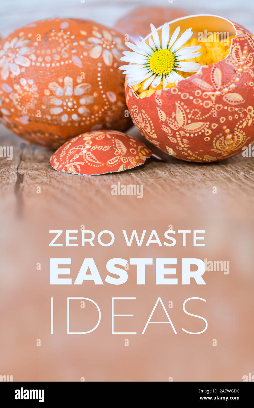 Nahaufnahme auf reich verzierte Osterei mit Blume Stockfoto