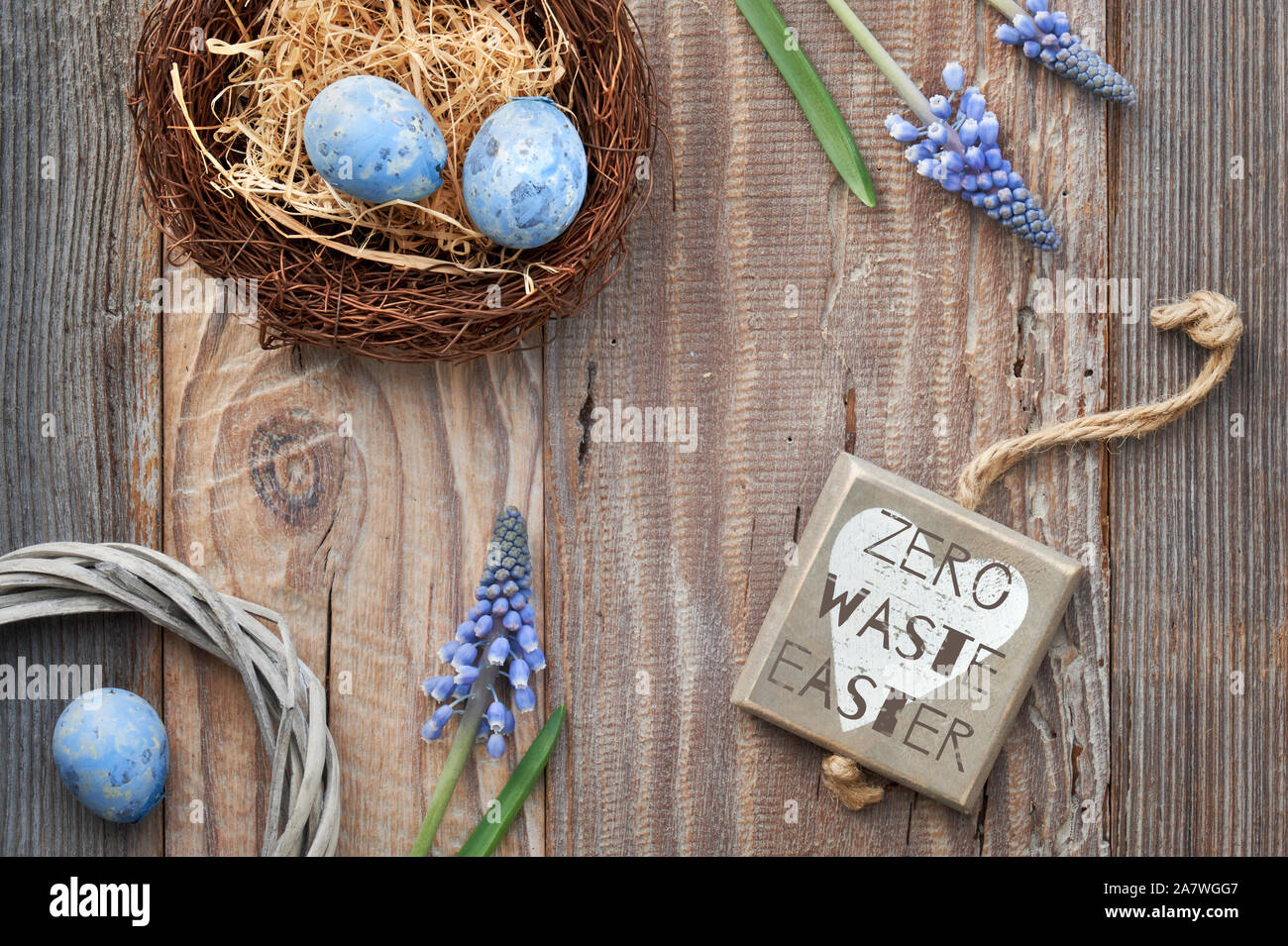 Ostern Hintergrund mit Eiern, blaue Hyazinthen Blumen und hölzerne Herz, Ansicht von oben auf der rustikalen, mit Holz. Null Abfall Ostern auf Holz- Tag mit Herz geschrieben. Eco Stockfoto