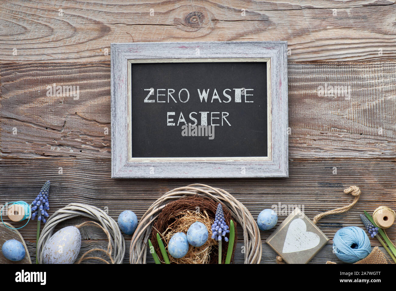 Ostern schwarzes Brett mit Ostereiern, Blumen und Frühling Dekorationen auf rustikalen, mit Holz, flach mit viel copy-Raum Stockfoto