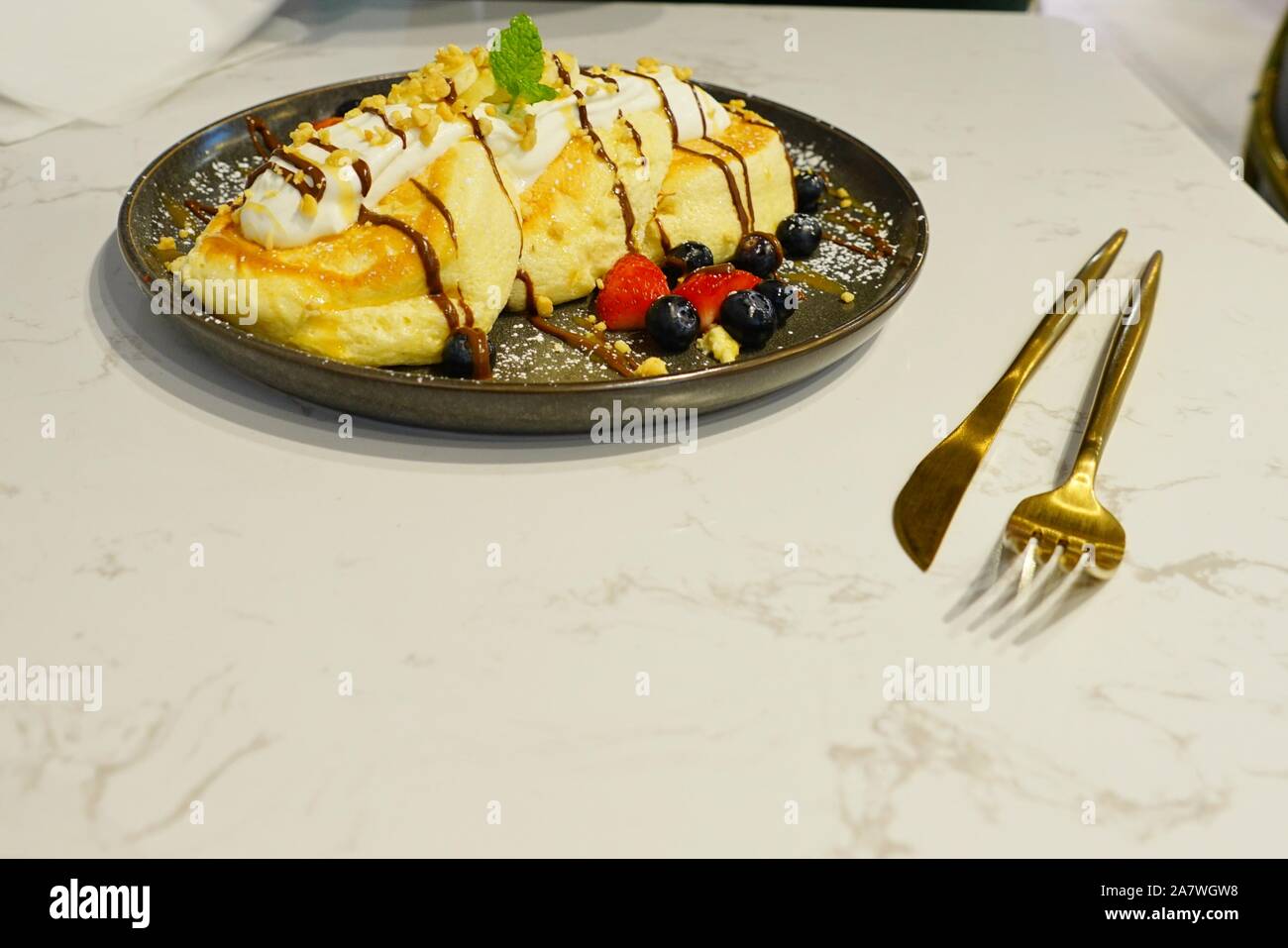 Schwarze Platte mit flauschigen Japanische Soufflé pancakes Stockfoto