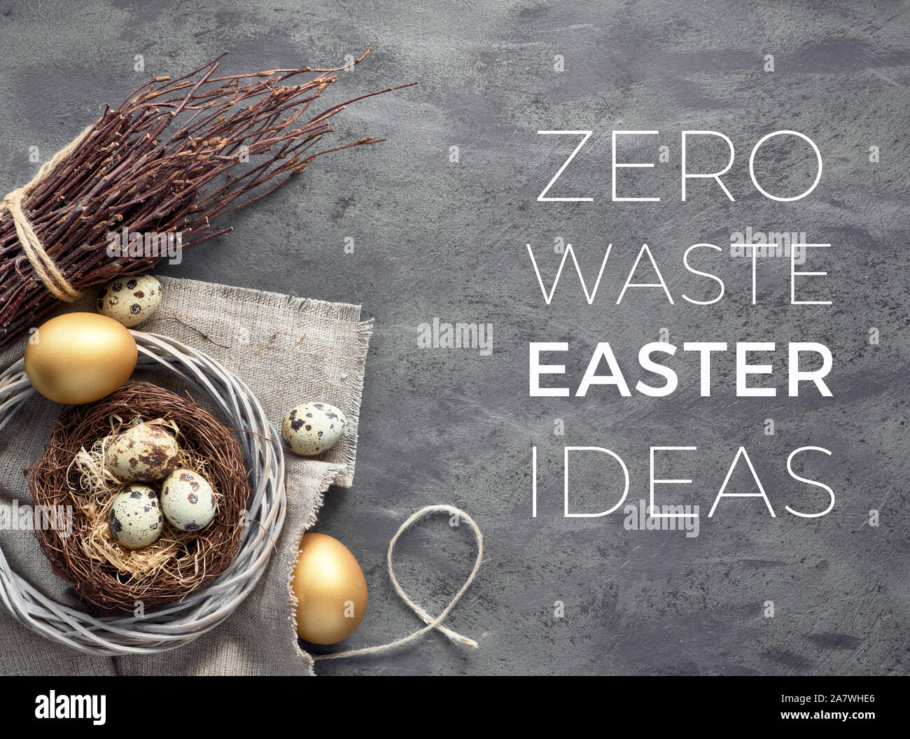 Ostern Flach, natürliche Materialien, Zusammensetzung mit wachtel Eier im Nest, Bettwäsche Textilien Handtuch und zwei goldene Eier auf dunkel strukturierten Hintergrund mit Stockfoto