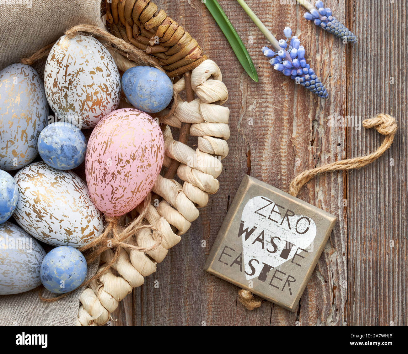 Ostern Hintergrund mit Eiern, blaue Hyazinthen Blumen und hölzerne Herz, Ansicht von oben auf der rustikalen, mit Holz. Null Abfall Ostern auf Holz- Tag mit Herz geschrieben. Eco Stockfoto