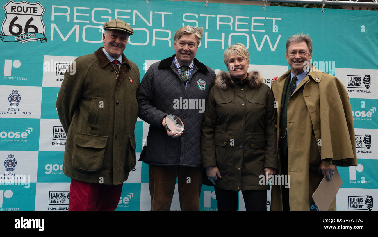 London, Großbritannien. 2. November 2019. Alan Titchmarsh mit einer der Gewinner Oldtimer Wettbewerb an der Illinois Route 66 Regent Street Motor Show 2019. Credit: Joe Kuis/Alamy Nachrichten Stockfoto