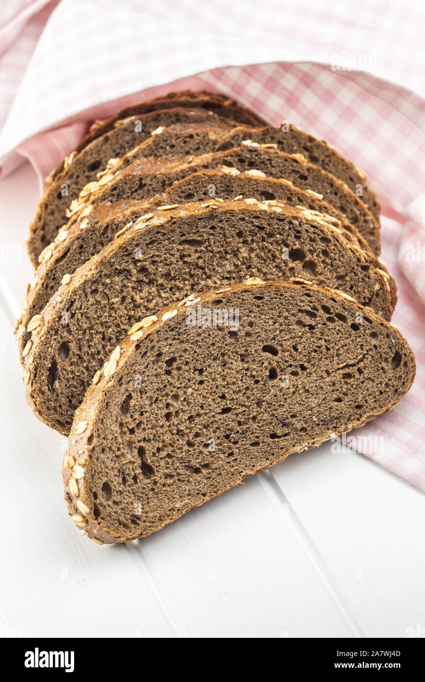 Scheiben Vollkornbrot mit Haferflocken. Vollkornbrot auf weißer Tisch ...