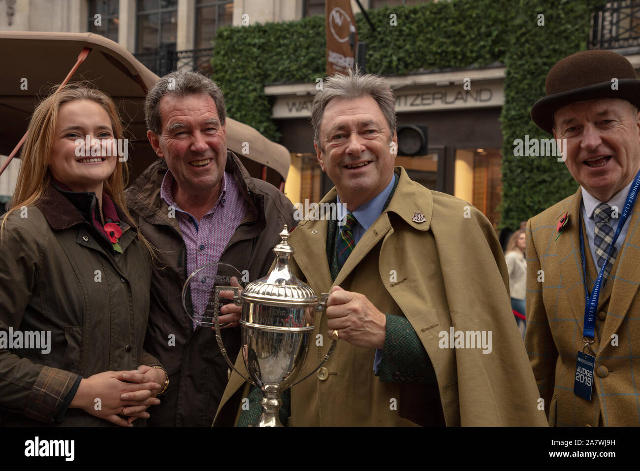 London, Großbritannien. 2. November 2019. AlanTitchmarsh mit einer der Gewinner Oldtimer Wettbewerb an der Illinois Route 66 Regent Street Motor Show 2019. Credit: Joe Kuis/Alamy Nachrichten Stockfoto