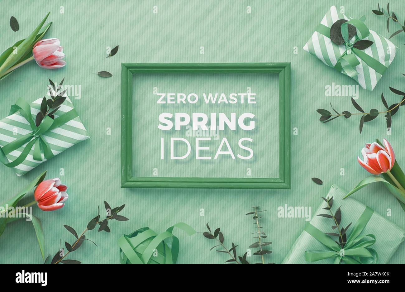 Grün umweltfreundliche Hintergrund mit verpackte Geschenkboxen und frischem Eukalyptus Zweige um Holzrahmen mit Text "Null Abfall Feder Ideen'.. Flach, t Stockfoto