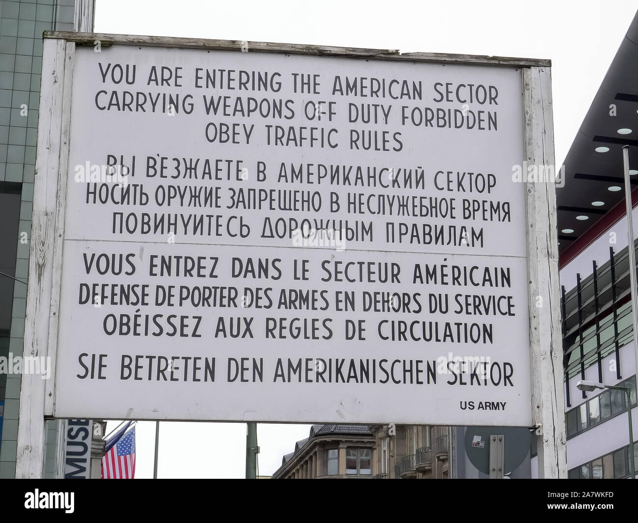 Eingabe von amerikanischen Sektor Zeichen am Checkpoint Charlie in Berlin, Deutschland Stockfoto