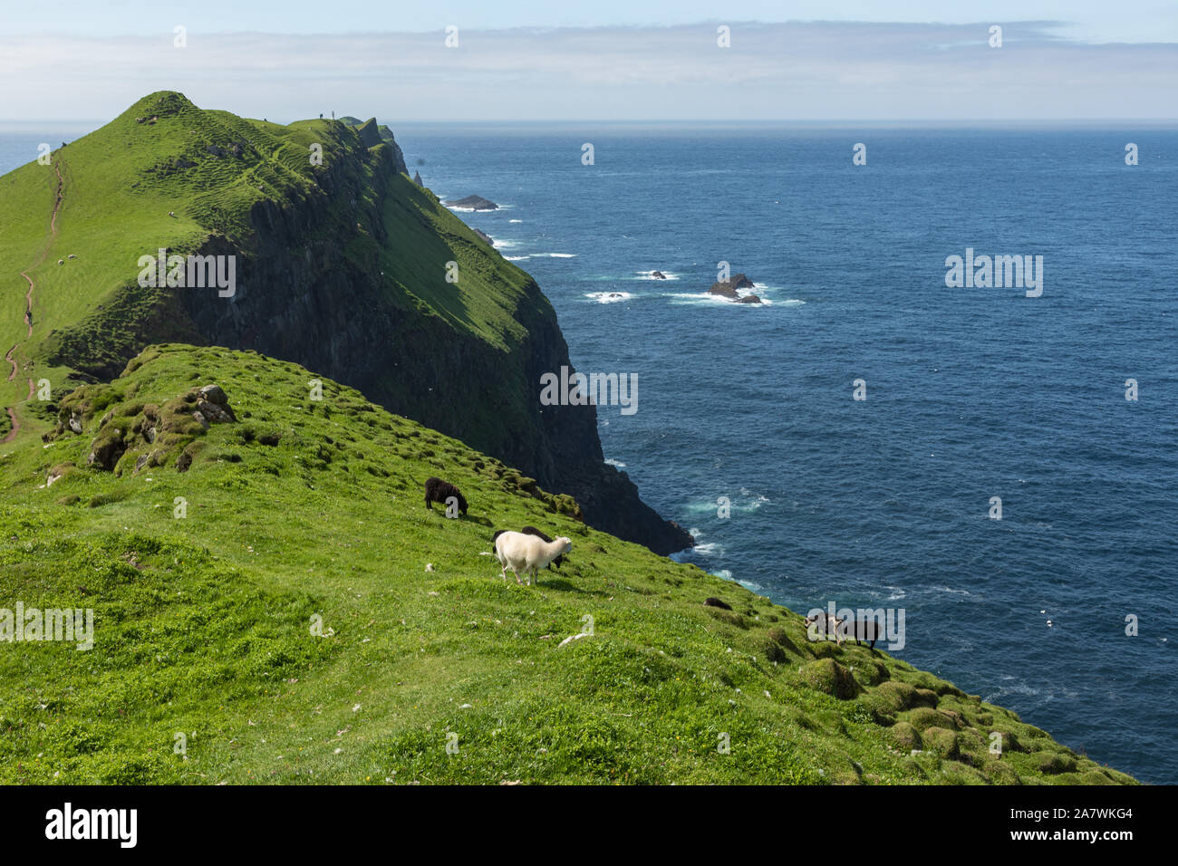 Mykene Insel Blick auf die Insel Mykines mit Moody Wolken oben auf den Bergen, und ...