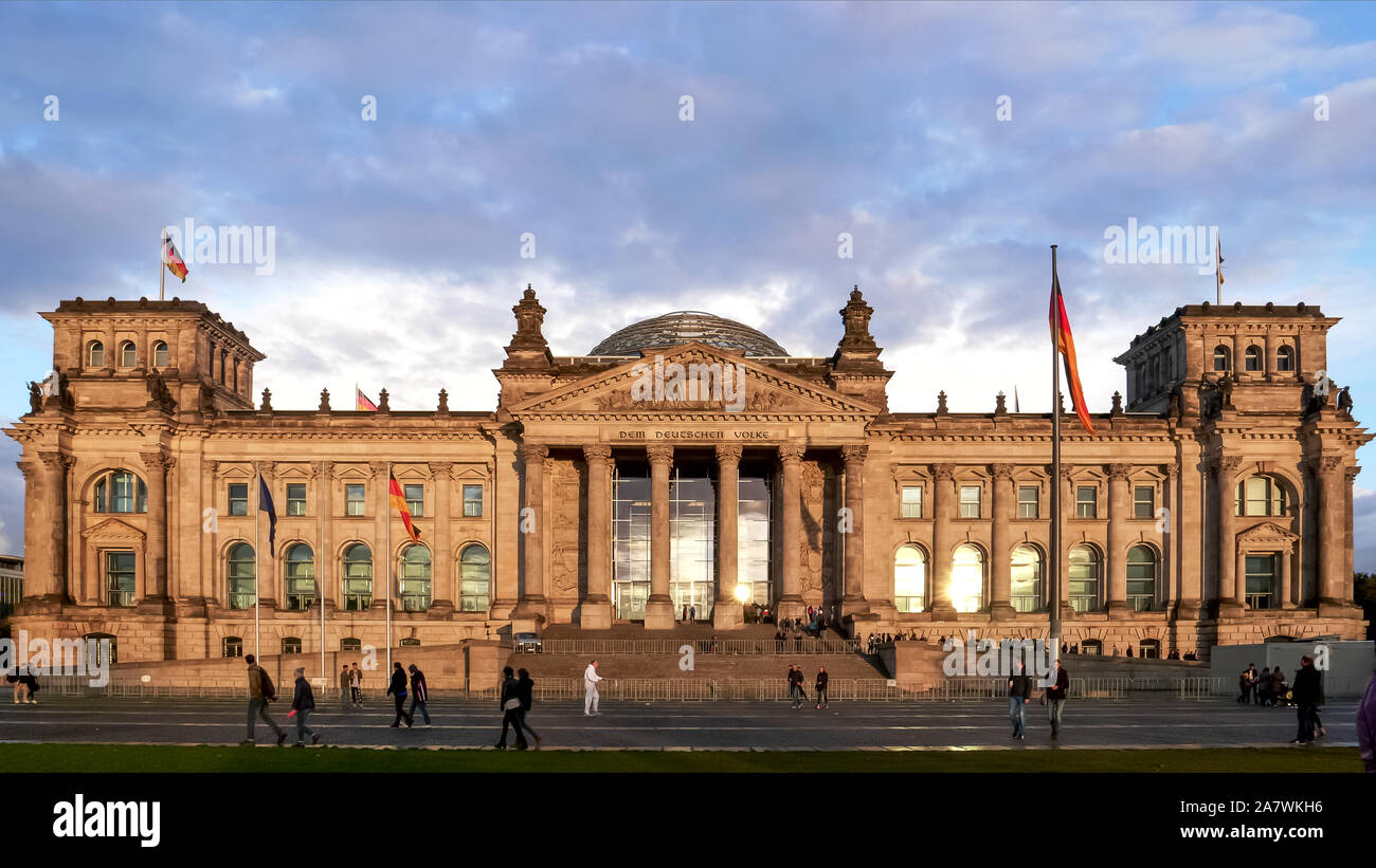BERLIN, DEUTSCHLAND - OKTOBER 6, 2017: Sonnenuntergang Blick von der Vorderseite des Reichstagsgebäudes in Berlin, Deutschland Stockfoto