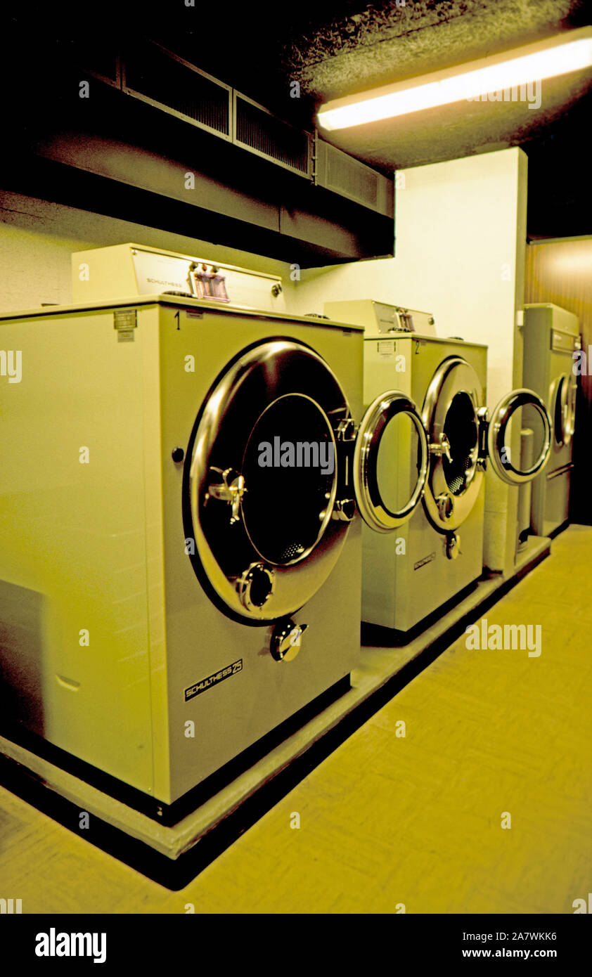 Waschmaschinen in einem vorstädtischen Gemeinde Underground Nuclear  Fall-out Shelter, Schweiz Stockfotografie - Alamy