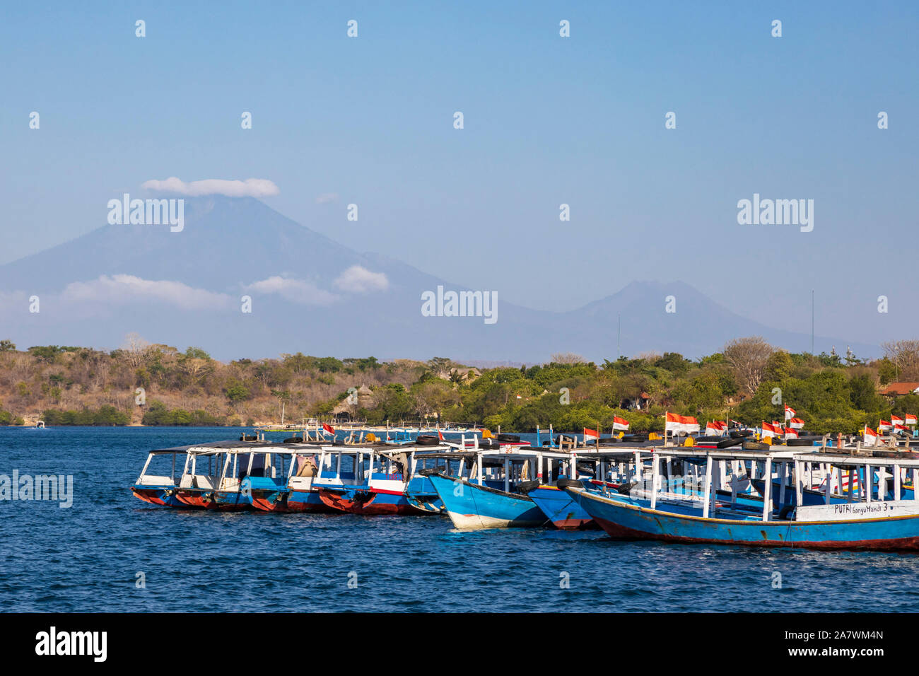 Kleine Boote in der Nähe von Menjangan Island mit dem volanoes von Ost Java, Bali, Indonesien, Südostasien, Asien Stockfoto