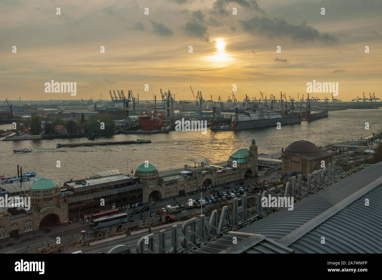 Berühmte deutsche Hamburger Hafen im Sonnenuntergang am Abend Stockfoto