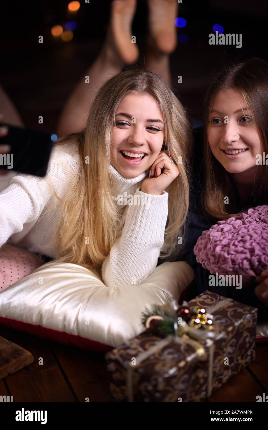 Junge Teens tun selfie im Winter Abend Stockfoto
