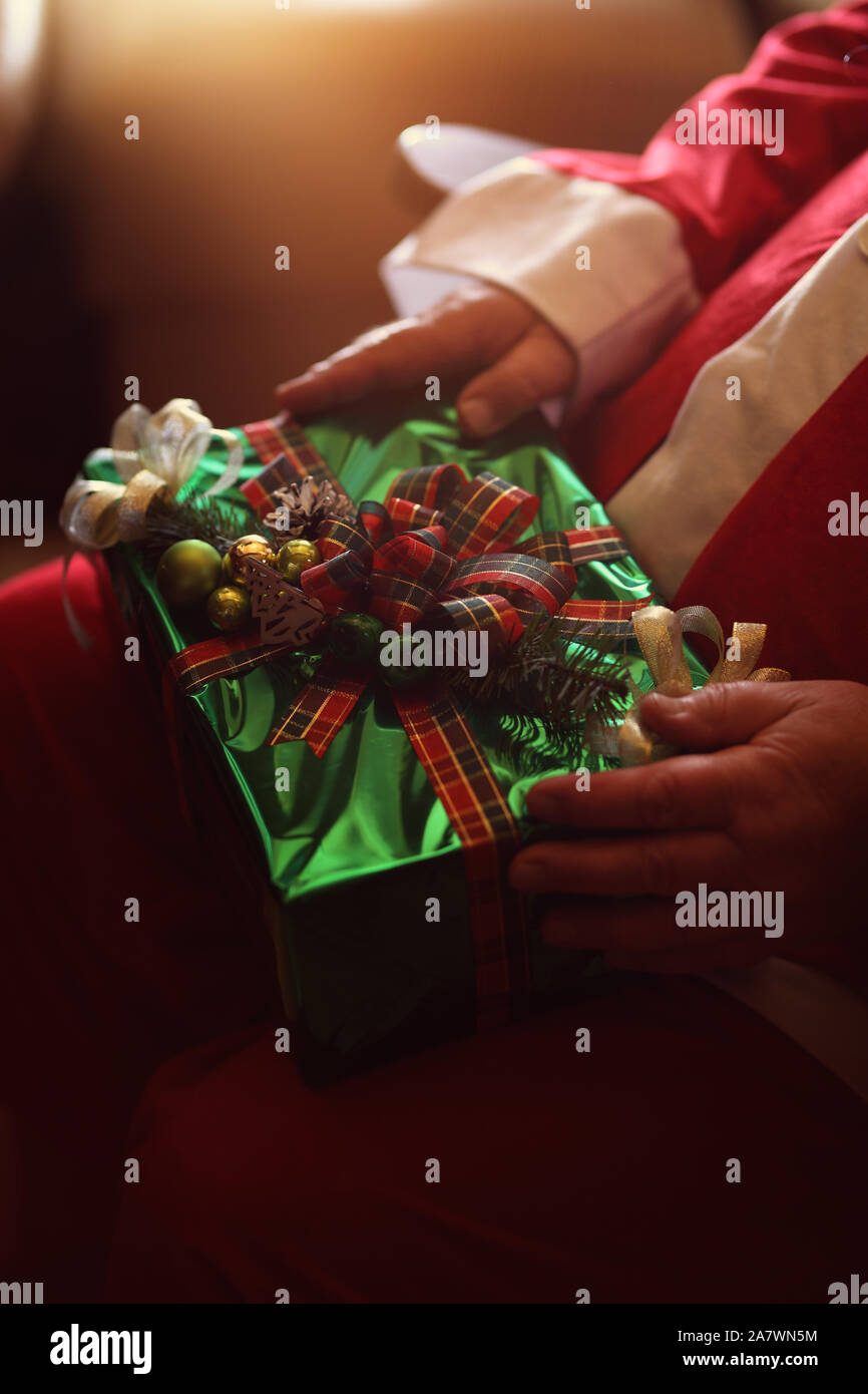 Santa Claus mit einem vorhanden Stockfoto