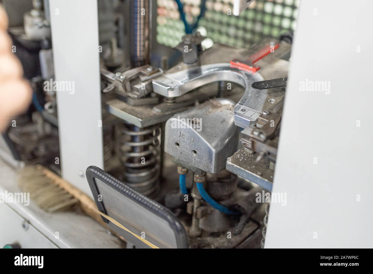 Bildet den vorderen Teil auf einer speziellen Maschine. Schuhproduktion. Stockfoto