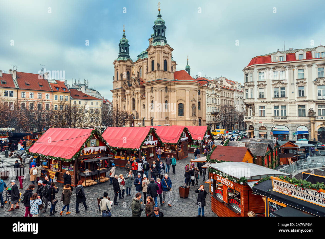 Menschen zu Fuß unter Holz- Kiosk mit Souvenirs und traditionelles Essen während der Weihnachtsmarkt in Prag. Stockfoto