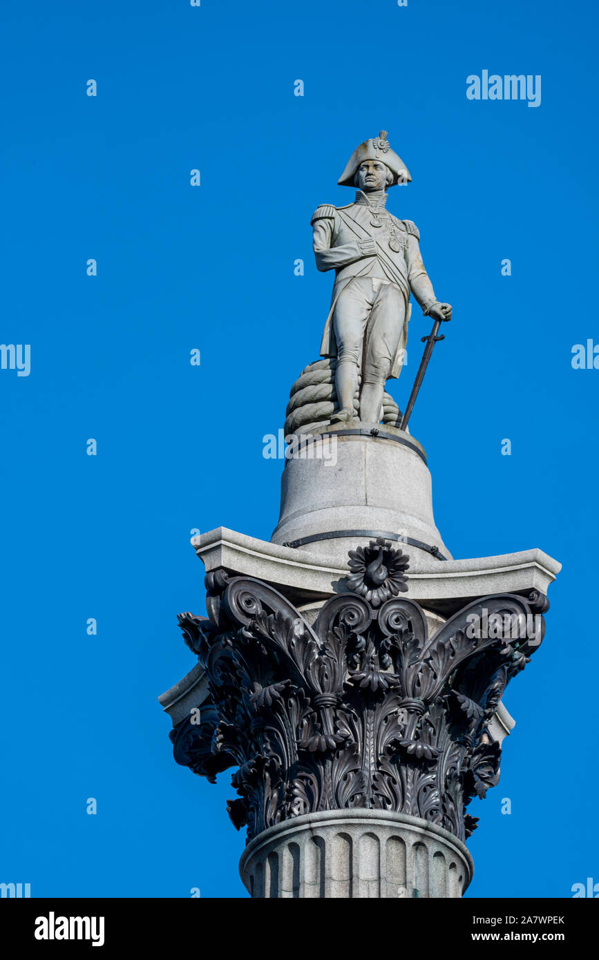 Nelson's Column Monument am Trafalgar Square im Zentrum von London, erbaut zum Gedenken an Admiral Horatio Nelson. Nelson-Statue. Blauer Himmel Stockfoto