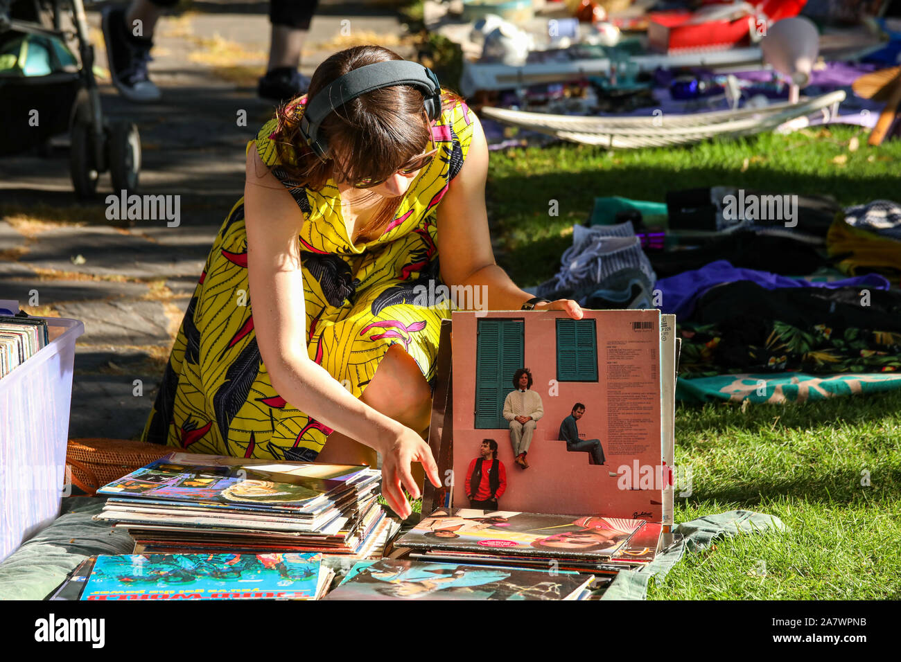 Junge Frau beim Stöbern durch Schallplatten Sammlung an Karhupuisto pop-up-Flohmarkt in Kallio Bezirk von Helsinki, Finnland Stockfoto