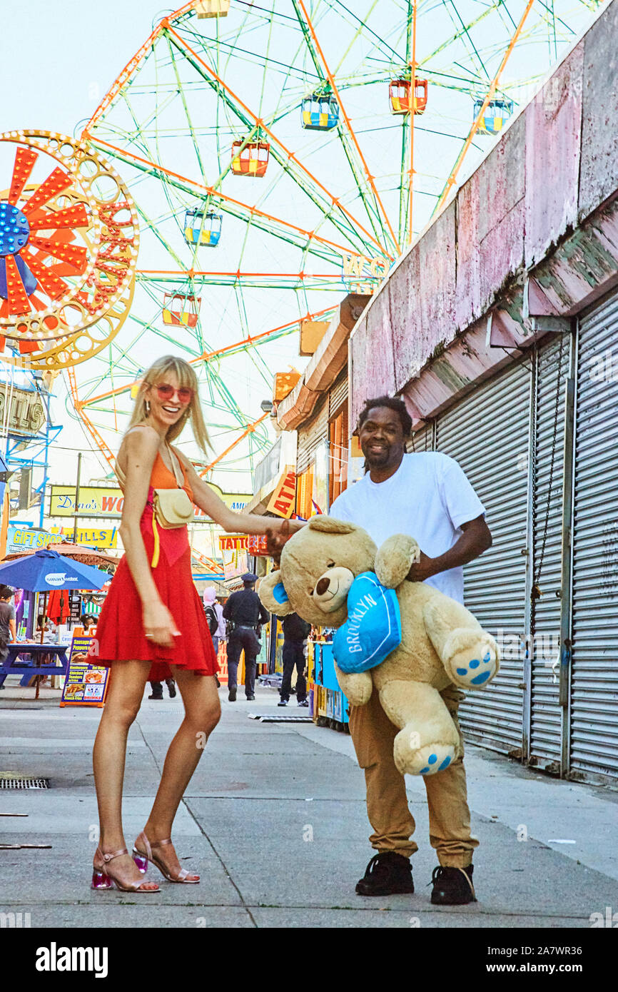 2 Freunde lachen in einem Karneval Midway Stockfoto