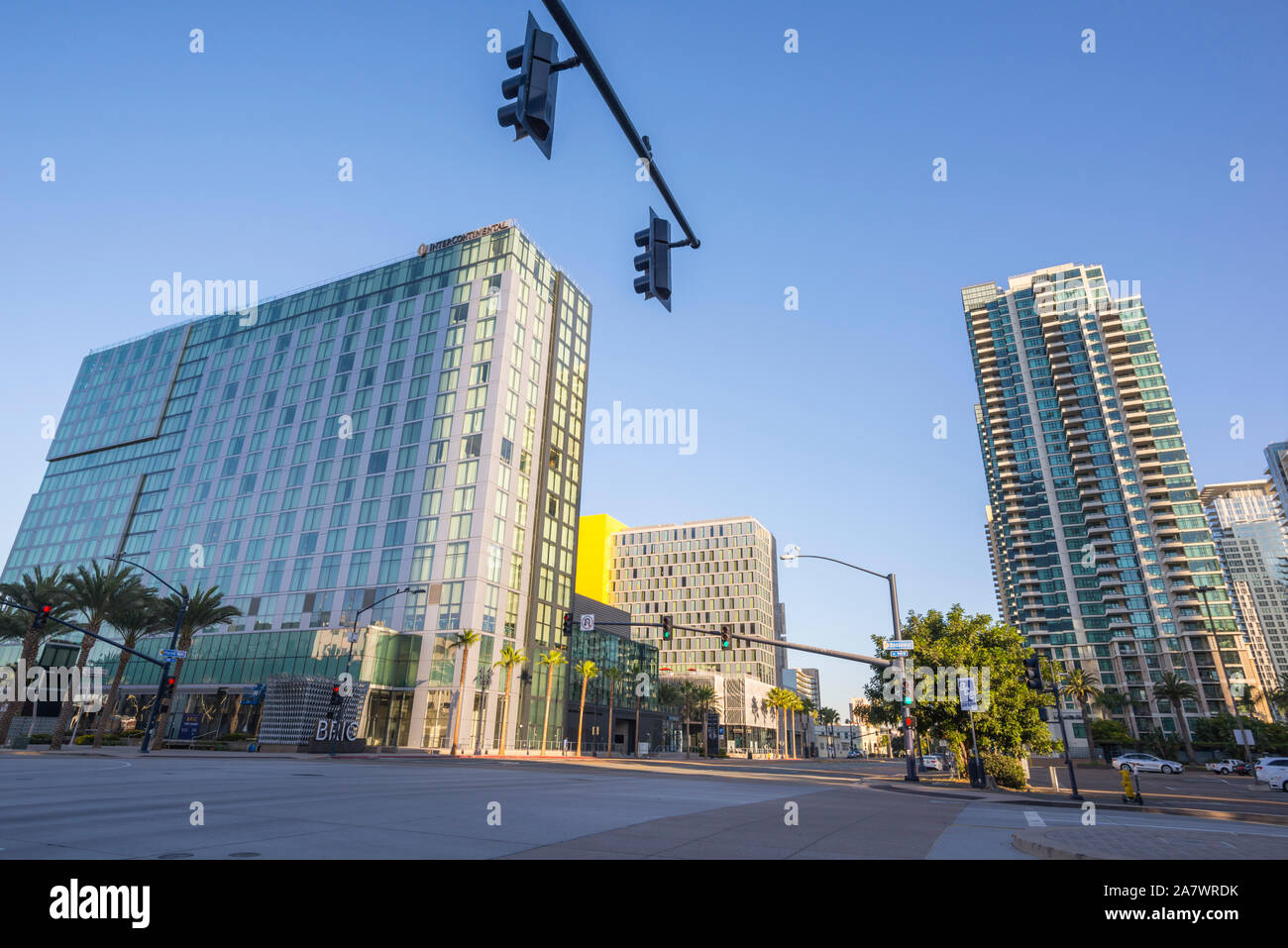 Stadtbild auf einem November Morgen. San Diego, Kalifornien, USA. Blick vom Broadway und Pacific Highway. Auf der linken Seite ist das Hotel Intercontinental. Stockfoto