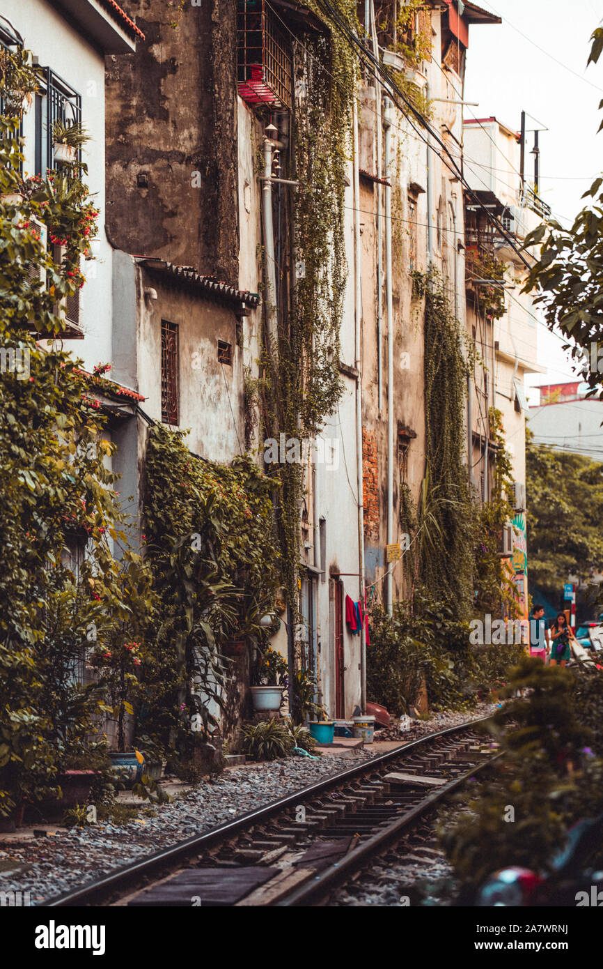 Hell leuchtende, schöne Häuser, die engen und gefährlichen Zug Straße in Hanoi, Vietnam Stockfoto