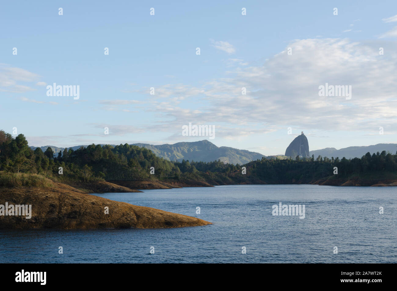 Schöne kolumbianischen Landschaft: guatape Reservoir und Piedra del Peñol, in Bogota, Kolumbien Stockfoto