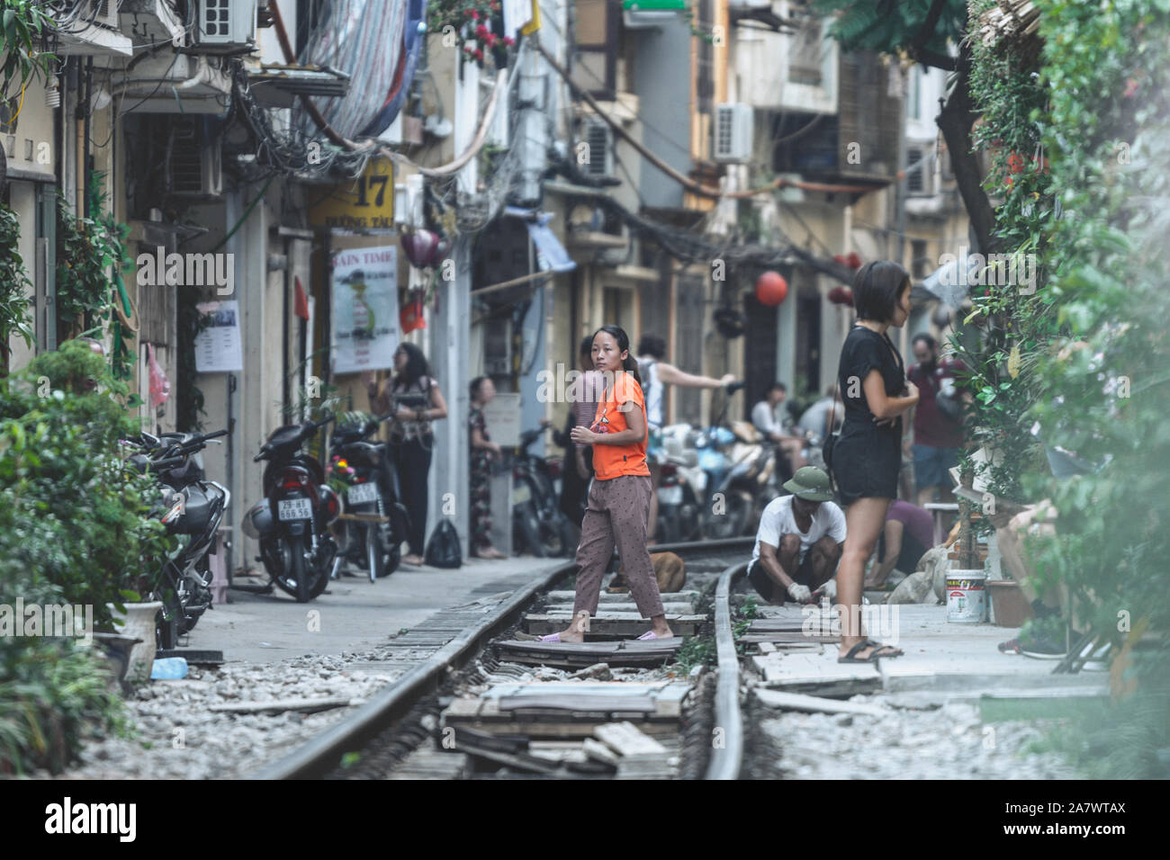 Hanoi, Vietnam - 18. Oktober 2019: Touristen Fotos und stehen auf den Spuren am Bahnhof Straße in Hanoi, Vietnam Stockfoto