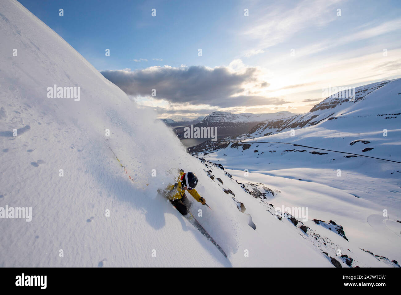 Männliche extreme Skifahrer bei Sonnenuntergang im Osten Fjorde Islands Stockfoto