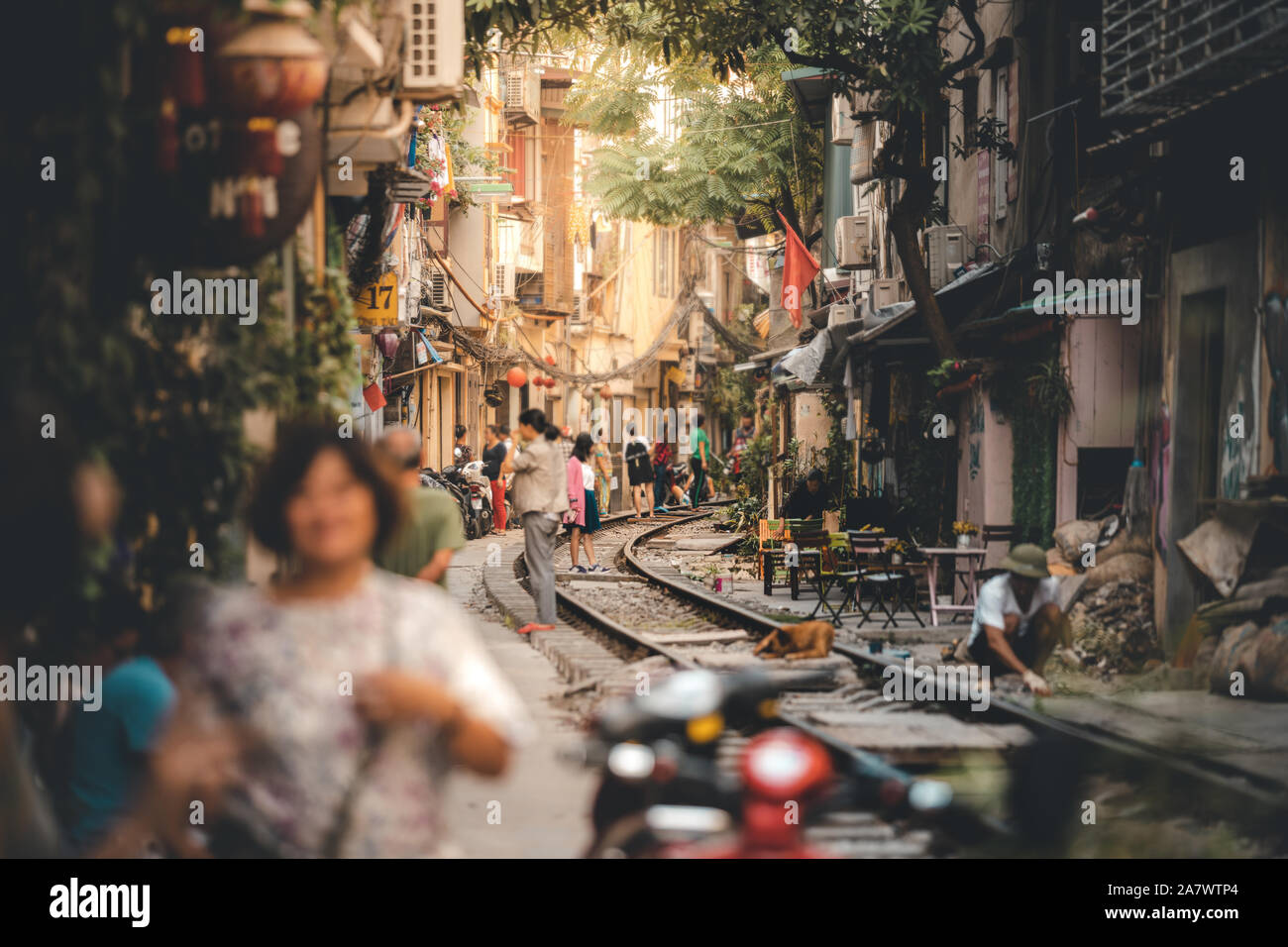 Touristen gehen und Kaffee trinken auf den Spuren des berühmten Zug Straße in Hanoi, Hauptstadt von Vietnam Stockfoto