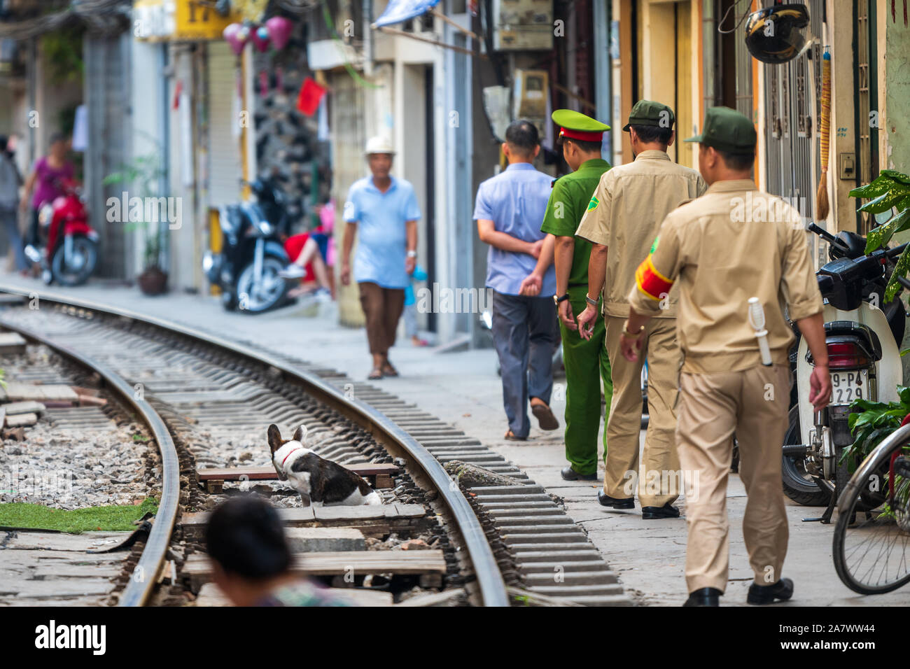 Hanoi, Vietnam - 18. Oktober 2019: Polizei Wachen patrouillieren die berühmten Zug Straße nach aus der Öffentlichkeit, die durch Unfälle geschlossen wurde Stockfoto