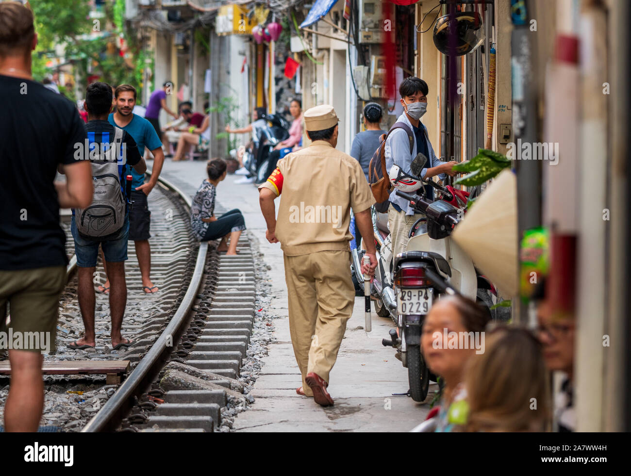 Hanoi, Vietnam - 18. Oktober 2019: ein Wachmann geht das jetzt Zug Straße in Vietnam nach einem in der Nähe des Unfalls geschlossen Stockfoto
