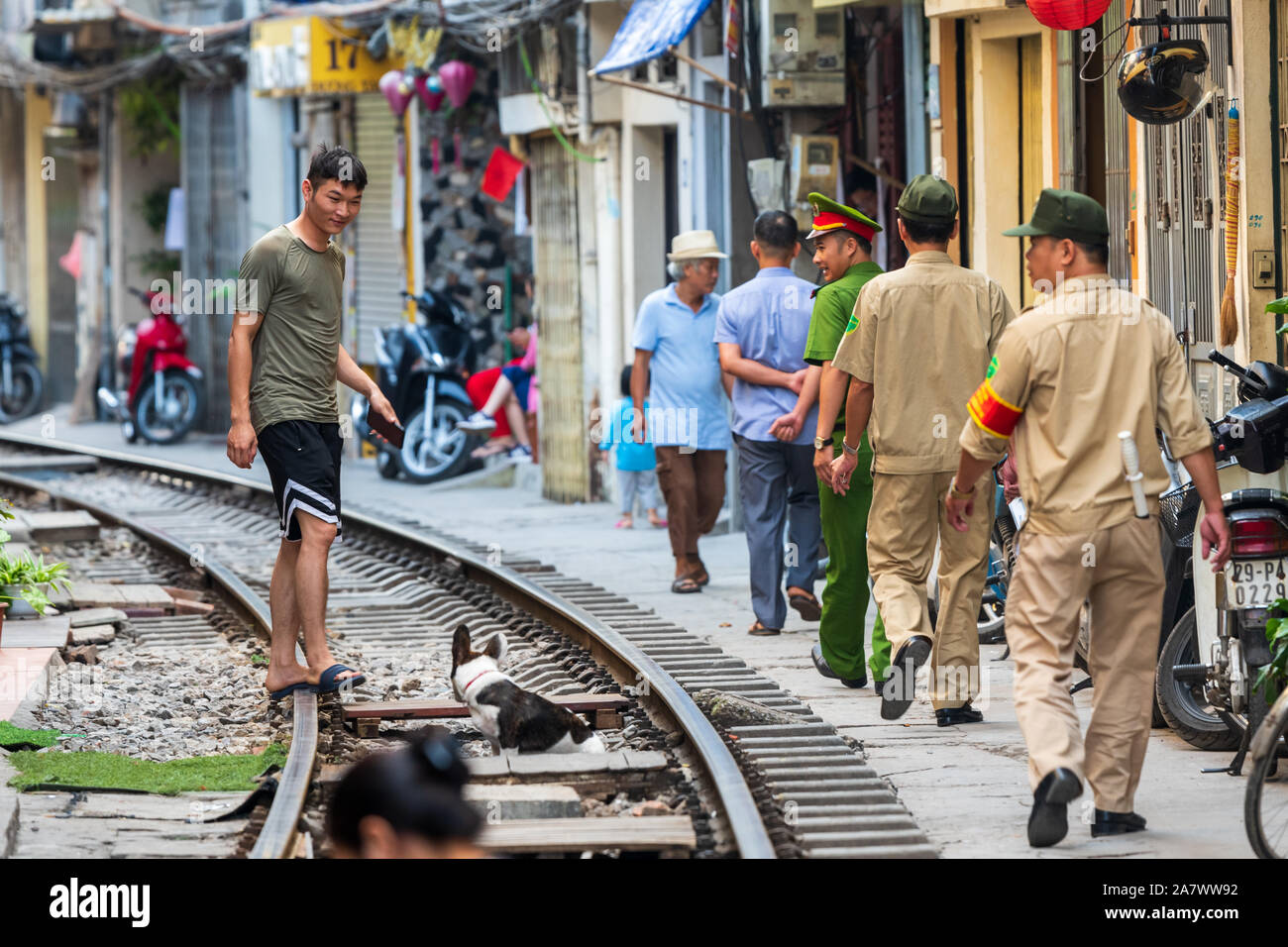 Hanoi, Vietnam - 18. Oktober 2019: Polizei Wachen patrouillieren die berühmten Zug Straße nach aus der Öffentlichkeit, die durch Unfälle geschlossen wurde Stockfoto