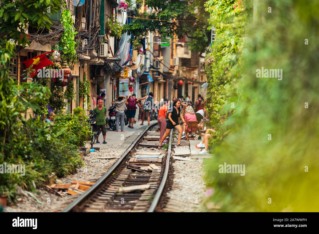 Hanoi, Vietnam - 18. Oktober 2019: Touristen gehen Sie die berühmten Zug Straße in Vietnam, bevor er in der Öffentlichkeit aufgrund von Unfällen geschlossen wurde Stockfoto